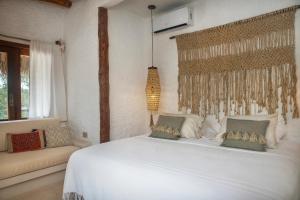 Postel nebo postele na pokoji v ubytování Mawimbi Boutique Hotel