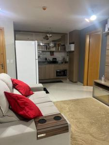 ブラジリアにあるApt conforto 2 suítes Dfplazaのソファとキッチンのあるリビングルーム