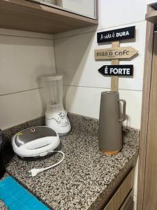 ブラジリアにあるApt conforto 2 suítes Dfplazaのミキサー付きキッチンカウンター