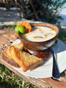 キウェンワにあるZ-Breeze Zanzibarの皿に盛られたスープとパンとトースト