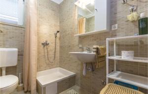 Koupelna v ubytování Three-Bedroom Apartment In Komarna