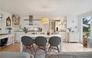 Kuchyň nebo kuchyňský kout v ubytování 3 Bedroom Pet Friendly Home In Hornbæk