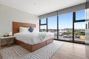 Postel nebo postele na pokoji v ubytování SOHO Hotel Auckland