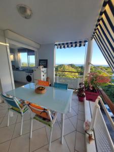 Балкон или тераса в Joli T2 L'Oasis vue mer des Caraïbes proche des plages