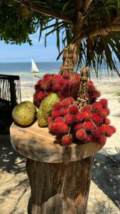 キウェンワにあるZ-Breeze Zanzibarの浜辺の切り株に果物が飾られている