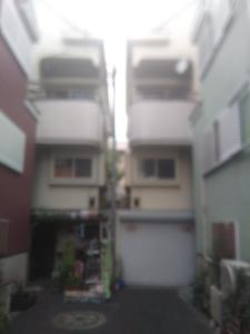 Blick auf eine Gasse zwischen zwei Gebäuden in der Unterkunft furorai KANAMATI Floral Kanamachi - Vacation STAY 12219 in Tokio