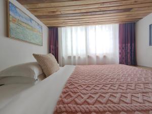 A bed or beds in a room at Just waiting for you-Tianmen mountαin-English reception-Book ticket service