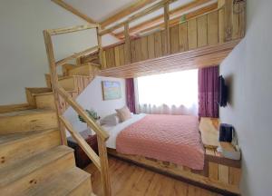 A bed or beds in a room at Just waiting for you-Tianmen mountαin-English reception-Book ticket service