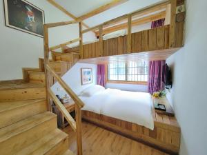 A bed or beds in a room at Just waiting for you-Tianmen mountαin-English reception-Book ticket service