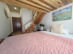A bed or beds in a room at Just waiting for you-Tianmen mountαin-English reception-Book ticket service