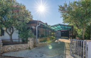 Bazén v ubytování Holiday Home Privlaka Put Grzanove Punte nebo v jeho okolí