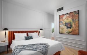 Un dormitorio con una cama y un cuadro en la pared. en Villa Valens Residence, en Poreč