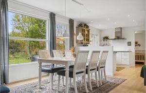 Η κουζίνα ή μικρή κουζίνα στο Stunning Home In Ebeltoft With Wifi
