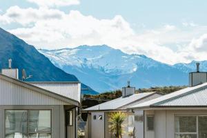vistas a las montañas desde los tejados de las casas en Cosy Wanaka Townhouse, en Wanaka