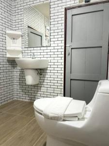 ห้องน้ำของ 10MIN 曼谷独栋Chatuchack,Kasetsart精品别墅 MYSTORY HOUSE +37 ภาพ