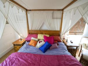 Giường trong phòng chung tại Mandurah Riverfront Holiday Rental