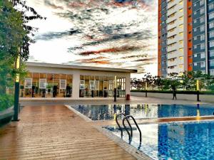 Bazén v ubytování EnL Homestay ALANIS Residence nebo v jeho okolí