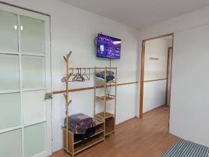 a room with a tv on a wall at Alojamiento Yolo in San Martín de las Pirámides