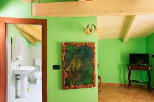ein grünes Bad mit einem WC und einem Spiegel in der Unterkunft Emme House Bed&Breakfast in Pontecorvo