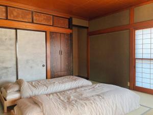 石巻市にあるRoopt OGAWAの窓のある部屋にベッドがある寝室 +13枚の写真