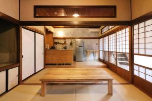 石巻市にあるRoopt OGAWAの部屋にある木製のテーブルのあるキッチン