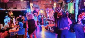 Eine Gruppe von Leuten, die auf einer Party tanzen in der Unterkunft Horizon Bungalow Koh-Lanta in Ko Lanta