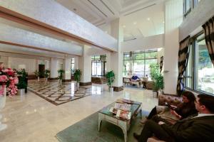 Un grupo de personas sentadas en una sala de estar en The Berussa Hotel, en Bursa
