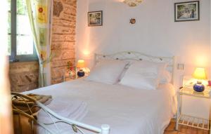 a bedroom with a bed with white sheets and pillows at Nice Home In Église-Neuve-D'issac in Saint-Jean-dʼEyraud
