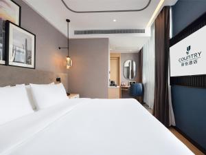 Voodi või voodid majutusasutuse Country Inn & Suites by Radisson Shenzhen International Convention and Exhibition Center toas