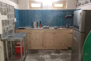 y cocina con fregadero y nevera. en Riverside Hobbit House 10mins from Bhimtal, en Bhimtal 13 fotos más