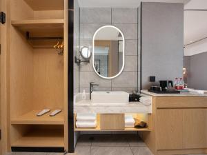 Vannituba majutusasutuses Country Inn & Suites by Radisson Shenzhen International Convention and Exhibition Center