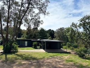 WarrandyteSpacious 4 bed, 2 lounge, 2 bath, Acre home with tree top views - Yarra Valley Gateway!的庭院中间的现代房子 更多11张照片