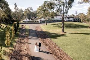 WarrandyteSpacious 4 bed, 2 lounge, 2 bath, Acre home with tree top views - Yarra Valley Gateway!的新娘和新郎走在路上