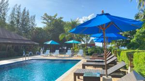Bazén v ubytování Koh Ngai Paradise Beach nebo v jeho okolí