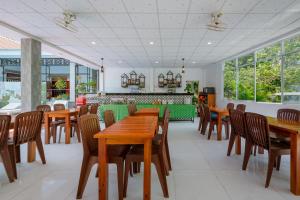 Un comedor con mesas y sillas de madera. en Resort Hien Minh Bungalow, en Phu Quoc