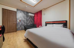 Katil atau katil-katil dalam bilik di Happy Hotel