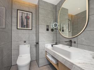 Vannituba majutusasutuses Country Inn & Suites by Radisson Shenzhen International Convention and Exhibition Center