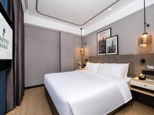 Voodi või voodid majutusasutuse Country Inn & Suites by Radisson Shenzhen International Convention and Exhibition Center toas