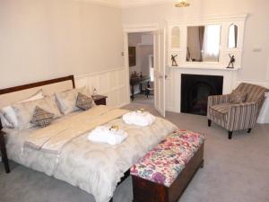 ウォーキンガムにあるKings House Wokinghamのベッドルーム1室(ベッド1台、タオル2枚付)