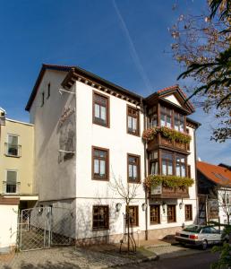 un edificio blanco con ventanas y balcones en Pension Zum-Ratsherrn, en Friedrichroda