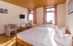 a bedroom with a bed and a table and chairs at Pension Zum-Ratsherrn in Friedrichroda