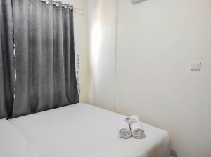 En eller flere senge i et værelse på Homey and Comfy 2BR at Vida View Apartment By Travelio