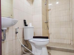 Et badeværelse på Homey and Comfy 2BR at Vida View Apartment By Travelio + 5 billeder