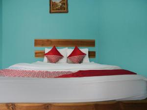 Postel nebo postele na pokoji v ubytování Hotel O Penginapan Raja + 20 fotografií