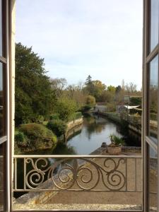 - une vue sur la rivière depuis une fenêtre dans l'établissement Le Moulin de Mansle, à Mansle
