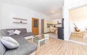 Kuchyň nebo kuchyňský kout v ubytování Two-Bedroom Apartment In Plano