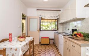 Køkken eller tekøkken på 3 Bedroom Lovely Home In Lovran