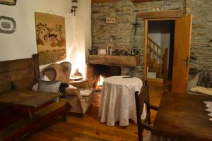 Casa de Onor في ريو دي أونور: غرفة معيشة مع طاولة ومدفأة