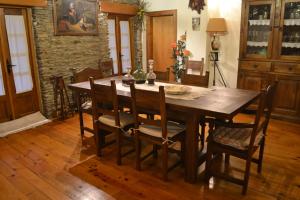 comedor con mesa de madera y sillas en Casa de Onor, en Rio de Onor