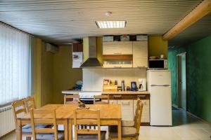 Een keuken of kitchenette bij Puuna Öömaja B&B